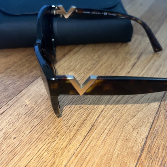 Valentino cat eye sunglasses (polarized) - Picture 2 of 3